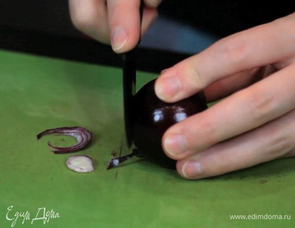 Нарезать тонкими кружочками лук.