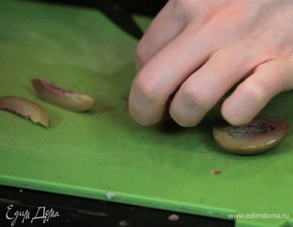 Нарезать оливки.