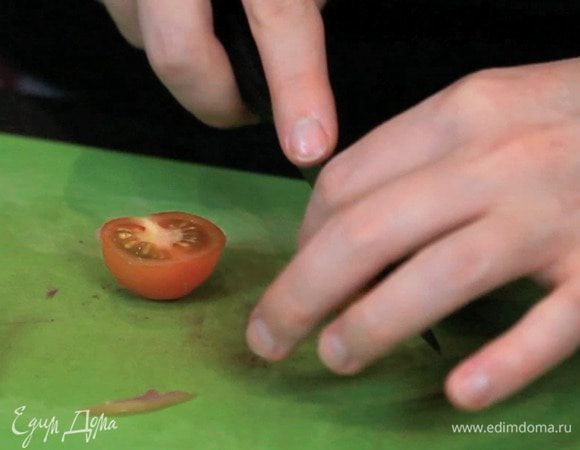 Нарезать томаты черри на половинки или четвертинки.