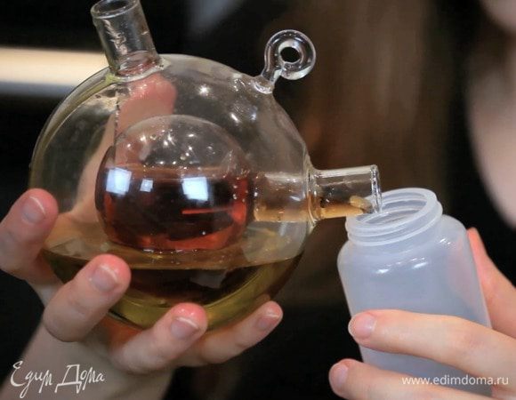 Подготовить заправку и полить салат.