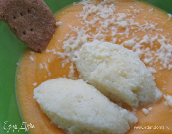 Разлить суп по тарелкам, добавить клецки и тертый сыр по вкусу. 
Приятного аппетита! 
