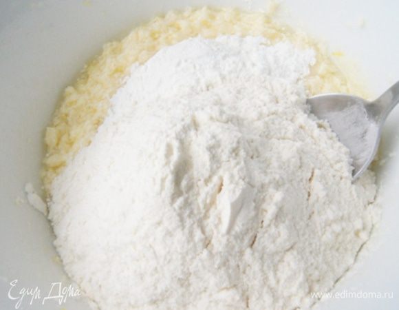 Добавить крахмал, разрыхлитель и муку. Муку сыпать постепенно, возможно вам понадобиться немного больше или меньше. Замесить тесто.