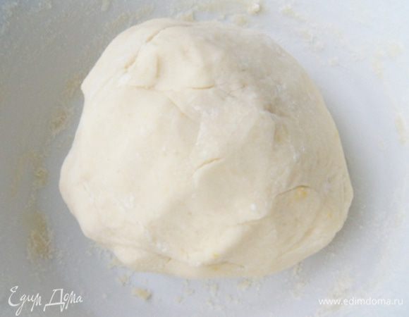 Получится должно вот такое не слишком тугое, пластичное и очень ароматное тесто.