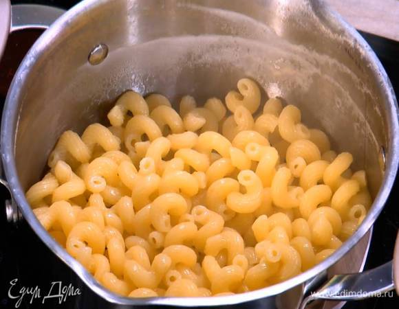 Макароны отварить в подсоленной воде согласно инструкции на упаковке, затем воду слить.