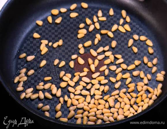 Кедровые орехи подсушить на разогретой сковороде.