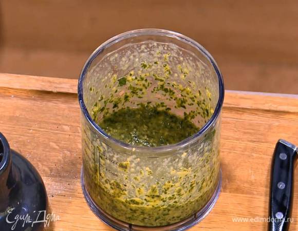 Приготовить песто: в чаше блендера соединить базилик, петрушку, чеснок, кедровые орехи, влить оливковое масло, сок половинки лимона, все посолить, поперчить и взбить.