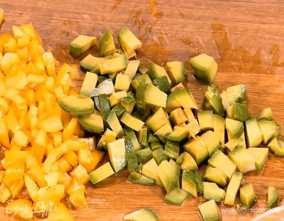 Сладкий перец, удалив семена и плодоножку, нарезать маленькими кубиками.