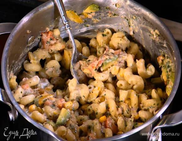 В горячие макароны добавить соус песто, авокадо, сладкий перец, помидоры, тунца, кукурузу и йогурт, все поперчить и перемешать.