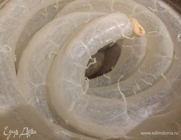 Кишки хорошо промыть, наполнить водой и оставить на 10 минут (дать им растянуться).