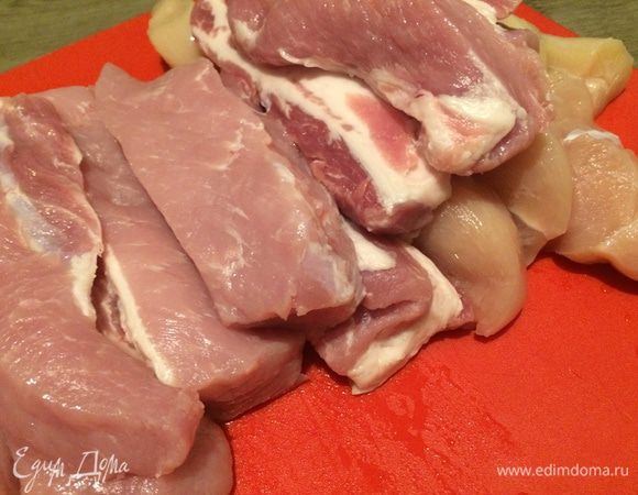 Мясо нарезать на куски.