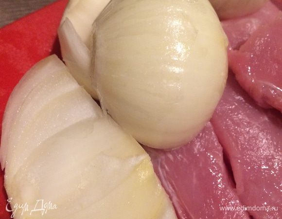 Пропустить через мясорубку мясо, лук и чеснок.