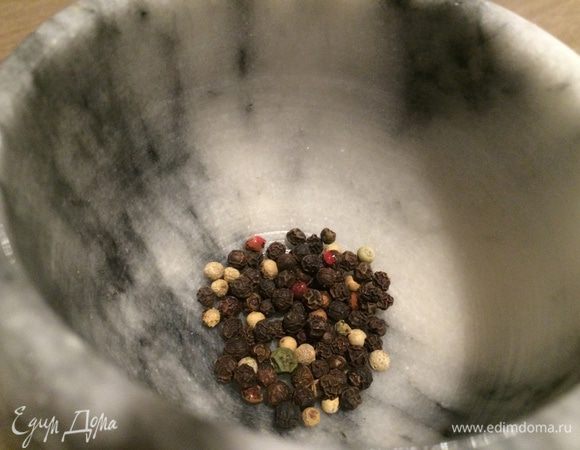 Измельчить перец.