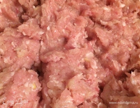 Добавить в фарш перец и соль. Все хорошо перемешать.