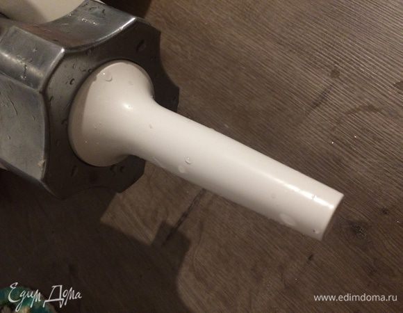 Взять кишку, слить воду.
У меня есть спец. насадка для мясорубки. На нее натягиваем кишку.