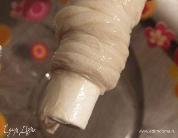 На конце завязываем узел и начинаем пропускать фарш через мясорубку, когда колбаска будет нужной длинны, то ножницами отрезаем кишку, завязываем узел и т.д.