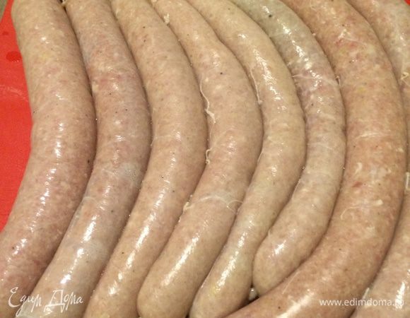 Готовые колбаски опускаем в кипяток на 10 секунд и отправляет на сковороду.