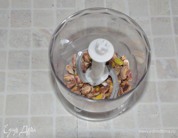 Приготовим соус.
Соленые фисташки очистить от скорлупы. С веточки тимьяна оборвать листочки — понадобится чайная ложка листочков (я заменила на щепотку сушёного).
