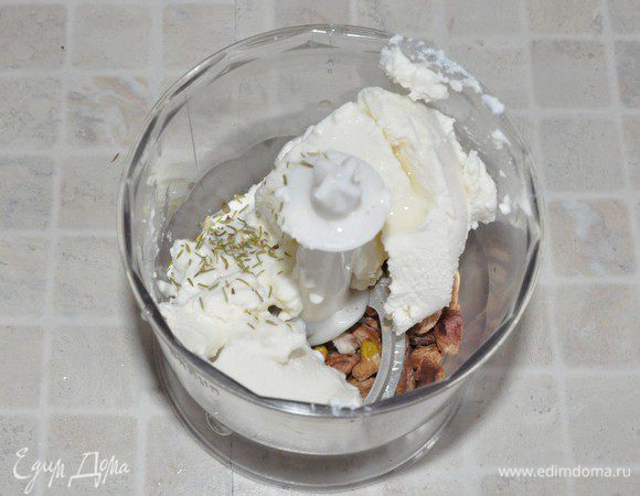 Взбить в блендере до однородного состояния фисташки, рикотту, тимьян, лимонный сок.
