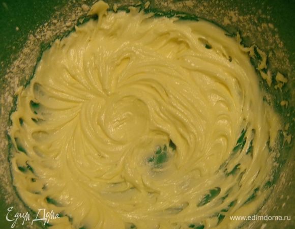 Взбить масло с сахарной пудрой.