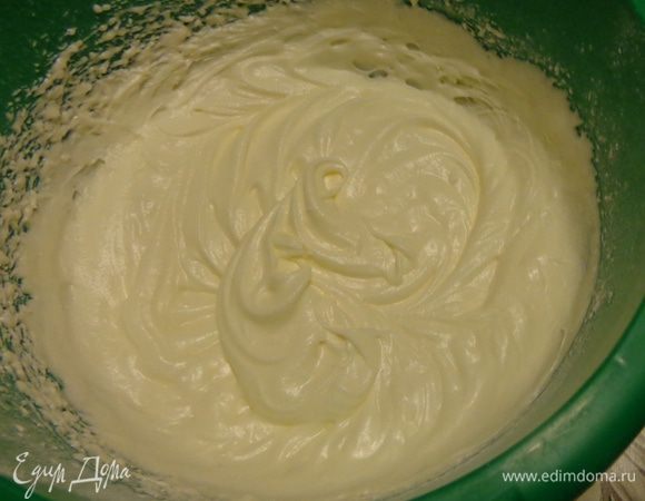 Добавить белки в несколько приемов и хорошенько взбить.