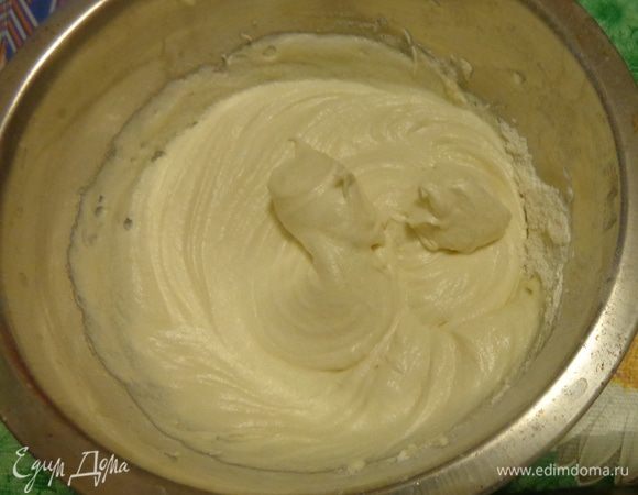 В одну половину добавить муку и лимонный экстракт, как следует перемешать.