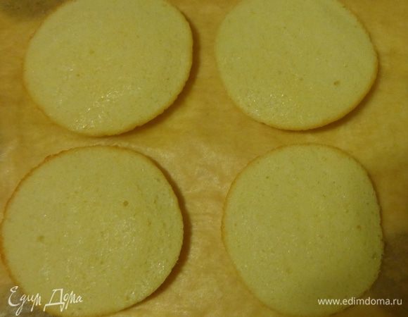 Тесто поместить в кулинарный мешок и выдавить печенье диаметром 1.5-2 см, оставляя между ними расстояние около 3 см, т. к. при выпечке тесто сильно расплывается. Печь при 170°C минут 10. Ориентир — легкая золотинка по краям печенья.