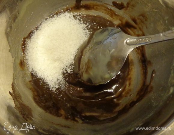 Остудить печенье, а тем временем приготовить черный ганаш. Нагреть сливки и растопить в них шоколад и масло. Добавить кокосовую стружку.