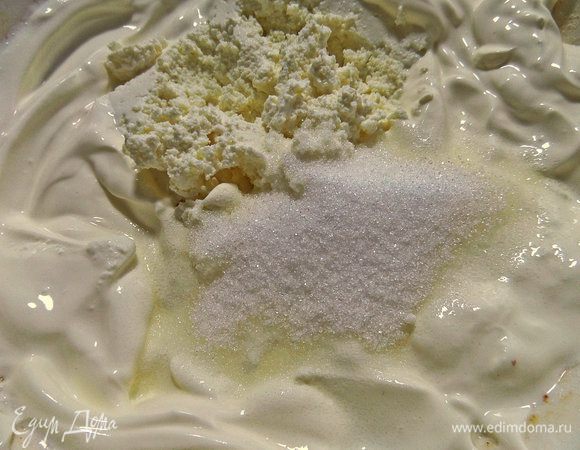 Вместо больших лавашей можно использовать круглые 3 шт. или готовое слоёное тесто от "Сибирского гурмана", раскатать тонко. Пока всё внимание начинке. Сметану смешиваем с творогом и сахаром с ванилью.