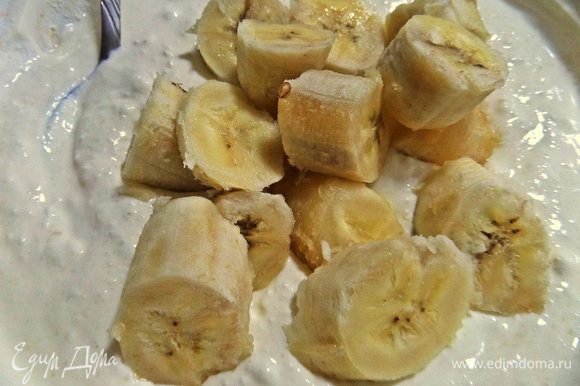 Размять переспелые бананы в начинку.