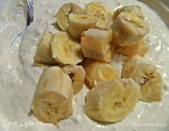 Размять переспелые бананы в начинку.