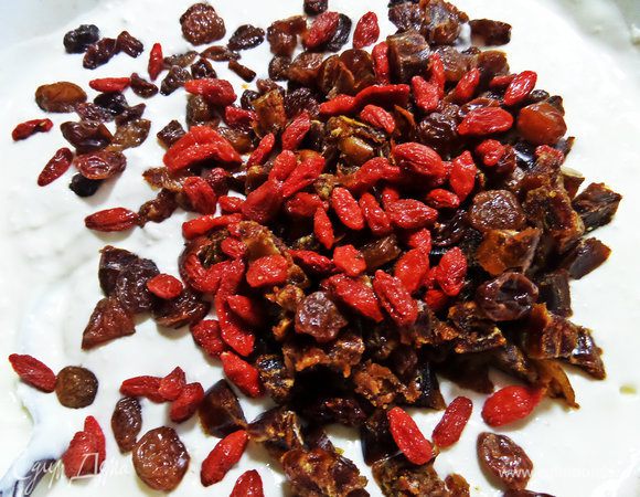 Финики моем, просушиваем, делим на мелкие кусочки. Ягоды, изюм моем, сушим. Всё отправим в начинку.