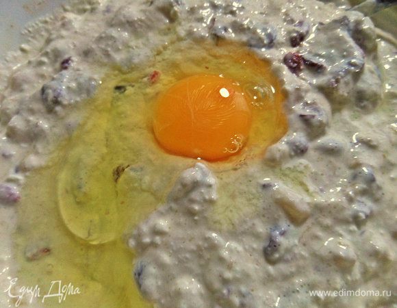 Вбиваем яйцо для связки.