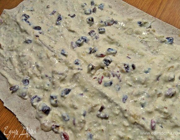 Лаваш или тонкое тесто смазываем начинкой не до краёв. Лаваш я разделила пополам, от второго взяла половинку.