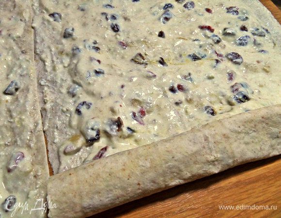 Сворачиваем рулетом. 