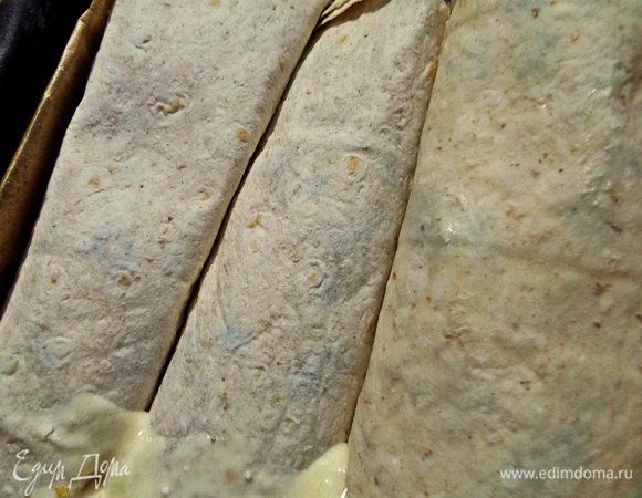 У меня начинки хватило на 3 коротких рулета. Уложила их в форму 15х25 см. Форму застелила пергаментом и смазала его маслом.