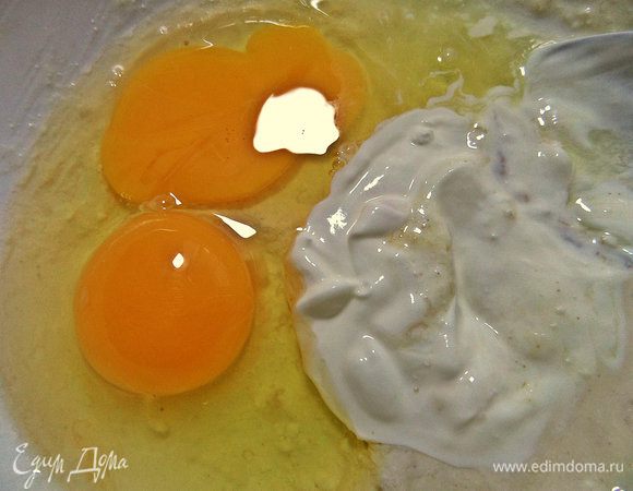 Для заливки взбить сметану с яйцами.