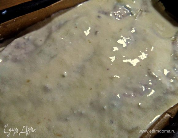 Заливаем, пропитываем весь верх заливкой и посыпаем сахаром.