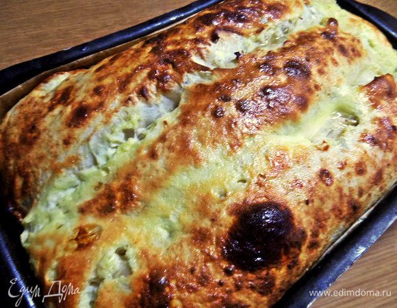 Запекаем полчаса при 180°C. Вначале пирог сильно поднимется, потом опустится, это нормально при творожной выпечке.