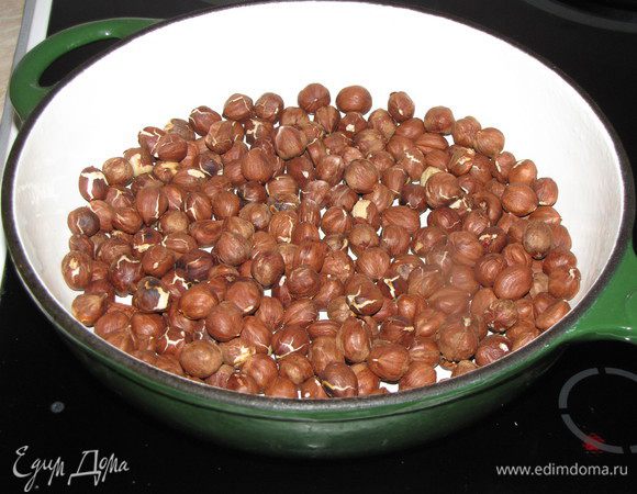 Фундук обжарить на сухой сковороде. Затем смолоть в мелкую крошку вместе со шкуркой.
