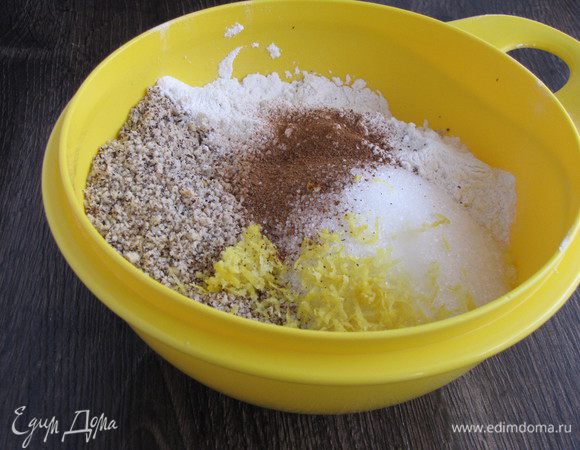 Соединить в миске молотые орехи, сахар, просеянную муку, апельсиновую цедру (у меня лимонная), корицу.