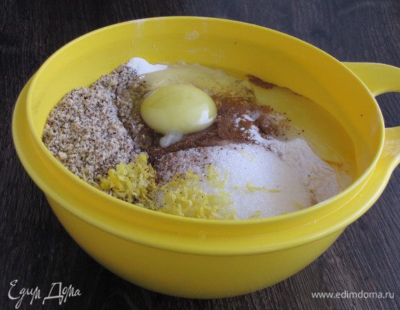 Добавить 1 яйцо и один желток.