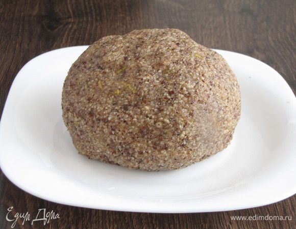 Замесить тесто, скатать его в шар и убрать в холодильник на полчаса.