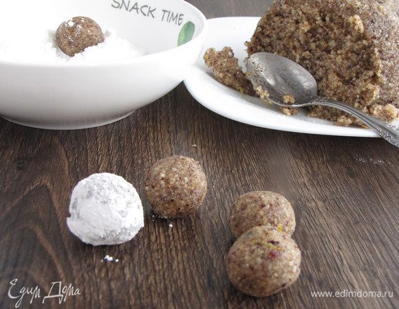 Через полчаса достать тесто, насыпать в миску сахарную пудру. С помощью чайной ложки отделять небольшие кусочки теста и скатывать шарики. Каждый шарик обвалять в сахарной пудре. У меня получилось 44 шарика.