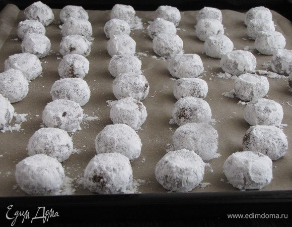 Противень застелить пекарской бумагой и выложить шарики, немного приплюснуть их. Поставить в разогретую до 180°C духовку на 15-20 минут.