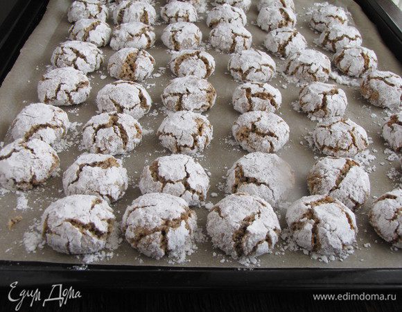 Достать печенье из духовки. Вот такие получились красивые трещинки! Печенье полностью остудить.