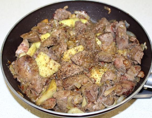 Добавить нарезанную на кусочки печень и тушить до полуготовности. Затем добавить очищенное и нарезанное яблоко, влить коньяк, специи и томить до мягкости яблока и готовности печени. Снять с огня.