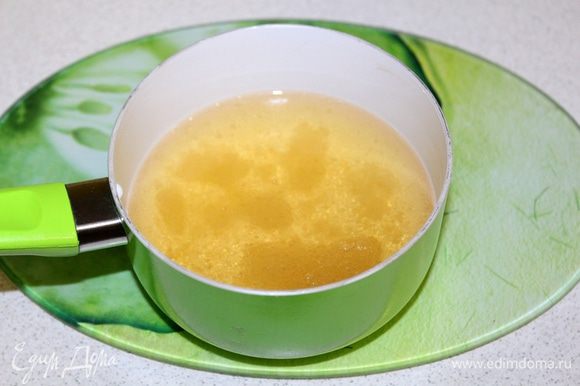 Желатин залить холодной водой и оставить на 5–8 минут набухать. Слегка подогреть яблочный сок, не доводя до кипения. Ввести желатин в яблочный сок и мешать до полного растворения. Оставить почти до остывания.