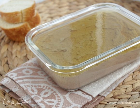 Паштет залить сверху остывшим яблочным соком.