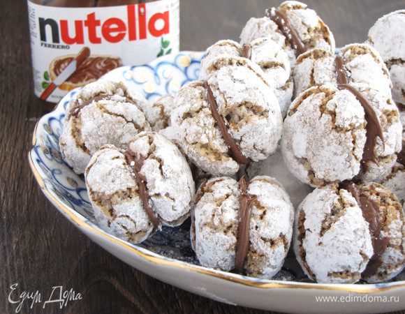 С помощью Нутеллы склеить две половинки печенья.