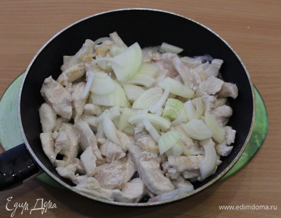 В сковороде разогреть немного масла и обжарить мясо. Добавить лук, обжарить, затем добавить горчицу и мед, перемешать. Прогреть пару минут и снять сковороду с огня. Остудить.